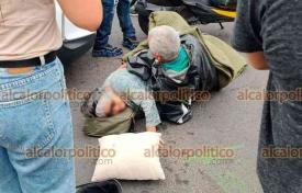 Xalapa, Ver., 28 de septiembre de 2023.- Dos adultos mayores que circulaban en motocicleta, resultaron lesionados en accidente sobre la calle Herón Proal, esquina Francisco Moreno; fueron trasladados a hospital para su atención médica.