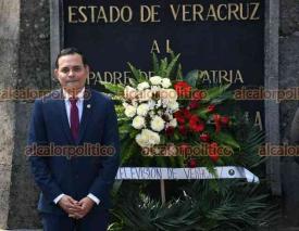 Xalapa, Ver., 27 de septiembre de 2023.- Acompañado por su equipo de trabajo, el director general de RTV, Víctor Hugo Cisneros, montó guardia de honor en el monumento a Miguel Hidalgo y Costilla, en Los Berros.