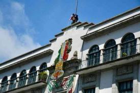 Xalapa, Ver., 1 de octubre de 2023.- Comienzan a retirar los adornos patrios de Palacio Municipal y del parque Juárez.