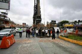 Xalapa, Ver., 2 de octubre de 2023.- Ciudadanos en contra de la obra del paso a desnivel en la avenida Lázaro Cárdenas formaron una valla para impedir que la máquina perforadora continúe sus labores.