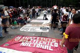 Ciudad de México, 2 de octubre de 2023.- Estudiantes, sobrevivientes de la matanza de Tlatelolco y ciudadanos participaron en la marcha en el 55 aniversario del crimen de Estado en 1968, partiendo de la Plaza de las Tres Culturas al Zócalo.