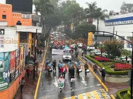 Xalapa, Ver., 4 de diciembre de 2023.- Bajo la lluvia, personas con discapacidad y familiares marcharon por el centro de la Capital para pedir inclusión.

