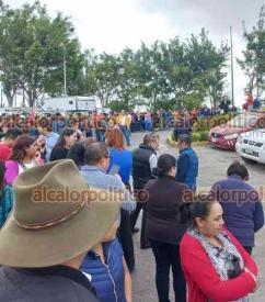 Xalapa, Ver., 7 de diciembre de 2023.- Trabajadores de la Torre Olmo fueron evacuados por el temblor.