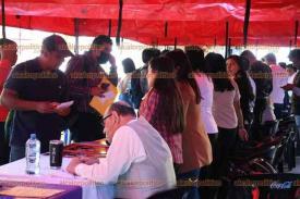 Xalapa, Ver., 22 de febrero de 2024.- La Primera Feria del Empleo se lleva a cabo en el Parque Juárez, donde se observa gran afluencia de ciudadanos.