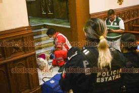 Xalapa, Ver., 26 de febrero de 2024.- Una señora de la tercera edad perdió el conocimiento dentro de la Catedral. Fue atendida rápidamente por elementos de la Cruz Roja debido a que se golpeó la cabeza.