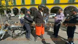 Xalapa, Ver., 28 de febrero de 2024.- Ebrio motociclista fue detenido por policías luego de que se pasó el rojo del semáforo en la calle Enríquez, en el centro de la Capital, y atropelló a estudiante.
