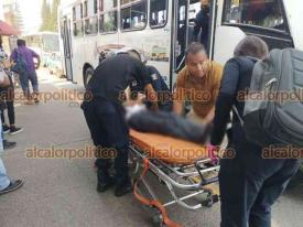 Xalapa, Ver., 28 de febrero de 2024.- Paramédicos de la Comisión Nacional de Emergencia atendieron a estudiante que comenzó a sufrir convulsiones a bordo de un autobús. Fue hospitalizado.
