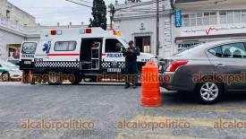 Xalapa, Ver., 29 de febrero del 2024.- La conductora de un automóvil se fue contra los bolardos en la calle Hidalgo, cerca de Los Berros. Paramédicos de la Policía Estatal la atendieron.
