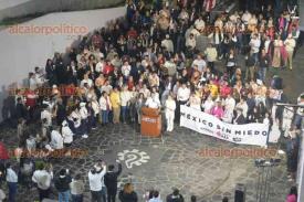 Xalapa, Ver., 1 de marzo de 2024.- El exalcalde Américo Zúñiga Martínez inició actividades de campaña, rumbo a la elección de diputados federales, por el distrito de Xalapa, fue acompañado por ciudadanos que portaban velas.