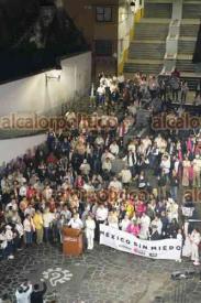 Xalapa, Ver., 1° de marzo de 2024.- Con velas, simpatizantes acompañaron a Américo Zúñiga al su inicio de la campaña en pos de la diputación federal por el Distrito de Xalapa.
