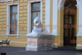 Orizaba, Ver., 8 de marzo de 2024.- Ante la marcha de las feministas, el Palacio Municipal fue cerrado y las estatuas de leones fueron cubiertas y cercadas para evitar vandalismo.
