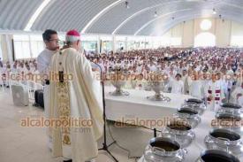 Xalapa, Ver., 27 de marzo de 2024.- El arzobispo de Xalapa, Jorge Patrn Wong, ofici la Misa Crismal, en la cual bendijo los Santos leos.
