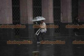 Xalapa, Ver., 28 de marzo de 2024.- Se solt la lluvia y puso a correr a los xalapeos. Algunos con paraguas, otros solo con suter, apresuran el paso para llegar a su destino.
