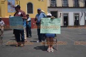 Xalapa, Ver., 10 de abril de 2024.- Cafetaleros protestaron en plaza Lerdo por los insostenibles bajos precios del caf. Expusieron que los campos son abandonados porque los productores jvenes optan por irse al extranjero ante dificultades.
