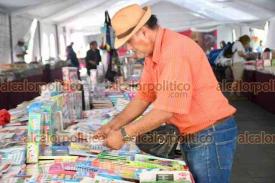 Xalapa ,Ver., 19 de abril de 2024.- Inici oficialmente la XVIII Feria Xalapea del Libro en el parque Jurez, la cual permanecer hasta el 28 de abril. Los asistentes podrn aprovechar las promociones que ofrecen algunos de los libreros participantes.
