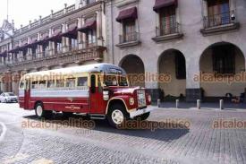 Xalapa, Ver., 20 de abril de 2024.- Por los 90 aos de la fundacin de la Sociedad Cooperativa del Autotransporte de Camioneros del Servicio Urbano de Xalapa, se exhibi en el centro de la Capital uno de los primeros autobuses utilizados, el cual data de 1964.