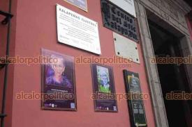 Xalapa, Ver., 22 de abril de 2024.- Feministas colocaron placas de xalapeas ilustres en el exterior del Centro Recreativo Xalapeo.