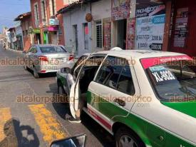 Xalapa, Ver., 24 de abril de 2024.- Colisin de vehculo particular y un taxi provoc caos en la calle rsulo Galvn pues ambos vehculos bloquearon el paso hacia la zona centro.
