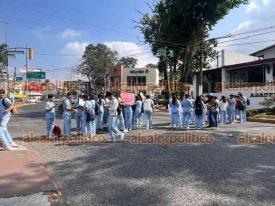 Xalapa, Ver., 24 de abril de 2024.- Estudiantes de la Universidad Cuauhtmoc bloquearon la avenida vila Camacho, cerca del Teatro del Estado, en reclamo por el despido de un profesor; cerca de las 11:50 horas se retiraron.