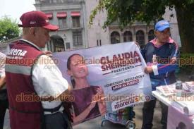 Xalapa, Ver., 27 de abril de 2024.- En el Parque Jurez, militantes intensifican la promocin de Claudia Sheinbaum y de otras candidatas de MORENA.
