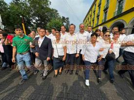 Xalapa, Ver., 1 de mayo de 2024.- El gobernador Cuitlhuac Garca, acompaado de algunos lderes sindicales, dio inicio al desfile del Da de Trabajo.
