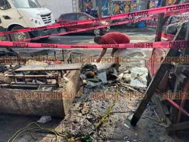 Veracruz, Ver., 2 de mayo de 2024.- Un puesto de frutas fue consumido por el fuego la maana de este jueves en la calle Nicols Bravo y Canal, en la zona de mercados. El siniestro se debi por un presunto cortocircuito. No hubo lesionados.
