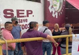 Xalapa, Ver., 2 de mayo de 2024.- Padres de familia del CBTIS 13, ubicado sobre la avenida Villahermosa, tomaron el plantel para pedir la renuncia de la Directora. La protesta inici la noche del mircoles y ser por tiempo indefinido, advirtieron.
