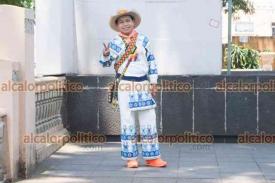 Xalapa, Ver., 3 de mayo de 2024.- Yuawi Lpez, el nio que se hizo famoso por una cancin de Movimiento Naranja, lleg a grabar un video al parque Jurez.
