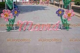 Xalapa, Ver., 4 de mayo de 2024.- Personal municipal coloc adornos este sbado en el Parque Jurez con motivo del Da de las Madres.