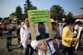 Veracruz, Ver., 10 de mayo de 2024.- ?La marcha del 10 de mayo no es de festejo, es de protesta?, dijeron integrantes de colectivos que este da se manifestaron en la conurbacin.
