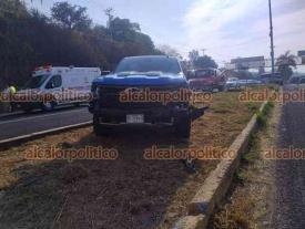 Emiliano Zapata, Ver., 11 de mayo de 2024.- Un veh�culo Renault fue impactado por una camioneta sobre la carretera Xalapa-Veracruz, cuando intentaba retornar a la altura de El Lencero.
