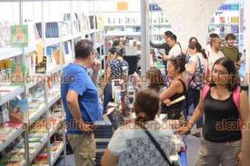 Xalapa, Ver., 11 de mayo de 2024.- Gran afluencia de visitantes en el segundo da de la Feria Internacional del Libro Universitario.
