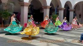 Xalapa, Ver., 12 de mayo de 2024.- Familias disfrutaron de la presentacin del Ballet Folklrico Tochtli en el Palacio Municipal, como parte del programa 