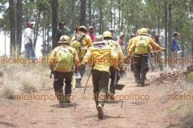 Perote, Ver., 13 de mayo de 2024.- Voluntarios combaten el incendio forestal en las faldas del Cofre de Perote, el cual inici� el fin de semana pero se reactiv� este lunes debido a las altas temperaturas.

