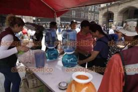 Ciudad de Mxico, 16 de mayo de 2024.- En el Zcalo instalaron un stand de hidratacin para los paseantes. Otros ciudadanos ocupan mesas en la nueva zona de descanso.
