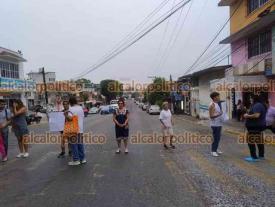 Xalapa, Ver., 16 de mayo de 2024.- Por falta de agua, vecinos bloquearon la avenida Chedraui Caram, la tarde de este jueves.
