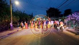 Coatepec, Ver., 16 de mayo de 2024.- Habitantes de la localidad El Grande bloquean la circulacin de la carretera Las Trancas-Coatepec, en el lugar se encuentra personal de Trnsito del Estado dialogando con los manifestantes.
