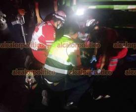 Coatepec, ver., 17 de mayo de 2024.- Dos motociclistas chocaron contra un triler que realizaba maniobras sobre la carretera Xalapa-Coatepec, a la altura de la desviacin a Pancho Viejo; paramdicos de la Cruz Roja atendieron a ambos lesionados, uno de ellos circulaba en estado de ebriedad.
