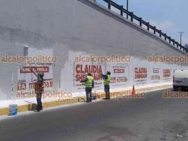 Xalapa, Ver., 20 de mayo de 2024.- En el puente Macuilt�petl, personal de Obras P�blicas comenz� a remover los anuncios en favor de Claudia Sheinbaum.