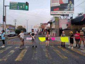 Xalapa, Ver., 30 de mayo de 2024.- Vecinos de la Unidad Agua Santa 1 bloquean la avenida 20 de Noviembre, a la altura de CAXA, para denunciar que llevan dos semanas sin servicio de agua.
