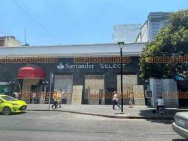 Xalapa, Ver., 31 de mayo de 2024.- Previo a la jornada de elecciones, la sucursal Santander del Centro pone tablones en sus ventanas y puertas ante cualquier eventualidad.
