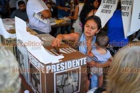 Veracruz Ver. a 2 de junio de 2024.- A pesar de las altas temperaturas, se reporta buena participacin votantes en estas elecciones. Se las ingenian para cubrirse del sol y algunas hasta silla llevan, ya que pasan horas en algunas casillas
