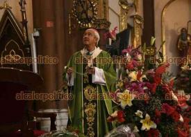 Xalapa, Ver., 26 de octubre de 2025.- El arzobispo de Xalapa, Jorge Patrón Wong, ofició la misa dominical en Catedral.