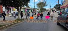 Xalapa, Ver., 6 de noviembre de 2025.- Padres tomaron la Telesecundaria ?Torres Bodet? y bloquearon la calle Camino Antiguo a Naolinco, colonia Campo de Tiro, para exigir la destitución del Director y ?profesoras problema?. Abrieron cerca de las 11:00 horas.