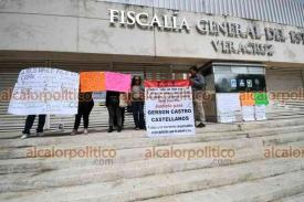 Xalapa, Ver., 6 de noviembre de 2025.- Familiares de víctimas de presuntos abusos policiacos se manifestaron por quinta ocasión frente a las instalaciones de la Fiscalía General del Estado de Veracruz, denunciando impunidad, corrupción y falta de resultados en las investigaciones.