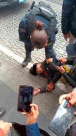 Xalapa, Ver., 6 de noviembre de 2025.- Hombre fue sometido y detenido por policías tras ser señalado de robar en la tienda Chedraui de la calle Lucio, en el Centro.