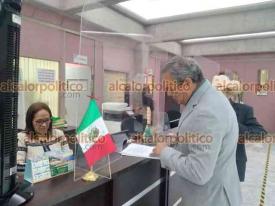 Xalapa, Ver., 10 de noviembre de 2025.- ?Ya no hay pretexto de que es hasta 2027, ni que es la zona norte, ni que es una obsesión mediática?, dijo el abogado Eduardo de la Torre al entregar al Congreso de Veracruz 10 mil 302 firmas que piden legislar la revocación de mandato.