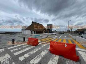 Boca del Río, Ver., 10 de noviembre de 2025.- Los vientos del Frente Frío 13 han alcanzado los 82.8 kilómetros por hora, según la medición en la bahía sur de la ASIPONA. Como medida preventiva el bulevar Ávila Camacho fue cerrado a la circulación. Las playas están con bandera roja y no se permite el ingreso a los bañistas.