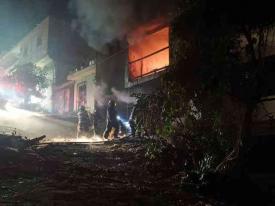 Xalapa, Ver., 10 de noviembre de 2025.- Esta tarde-noche, un incendio se registró al interior de una vivienda ubicada en el andador 2 de la colonia El Moral. Vecinos alertaron a los cuerpos de emergencia al notar las llamas que se extendían rápidamente. Bomberos acudieron para sofocar el fuego y evitar su propagación. Hasta el momento no se reportan personas lesionadas.