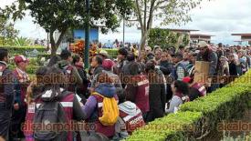 Xalapa, Ver., 11 de noviembre de 2025.- Colonos encabezados por Juan Piedra acudieron al Palacio Municipal para agradecer al alcalde Alberto Islas su apoyo. Posteriormente, en el Parque Juárez los esperaba una brigada de MORENA que al parecer les tramitó su afiliación al partido.